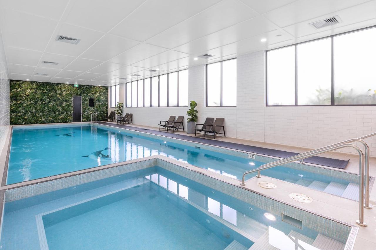 Meriton Suites Coward Street, Mascot Sydney Exteriör bild The pool at the hotel