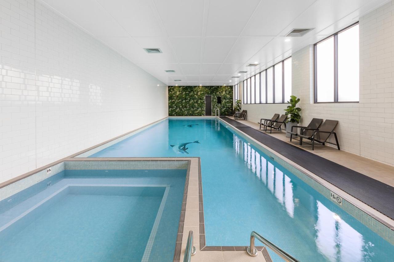 Meriton Suites Coward Street, Mascot Sydney Exteriör bild The pool at the hotel