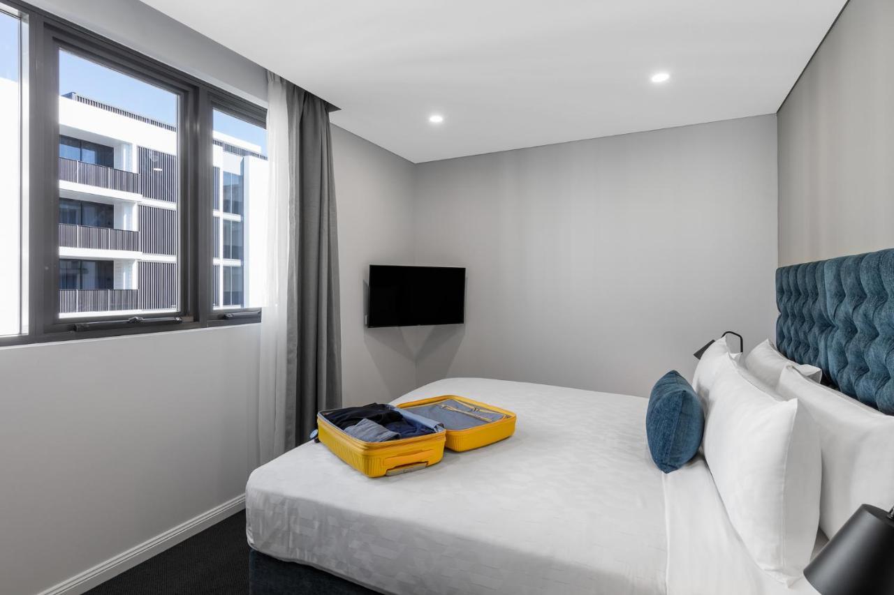 Meriton Suites Coward Street, Mascot Sydney Exteriör bild A bedroom at the hotel