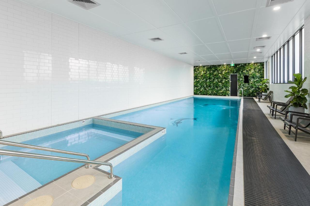 Meriton Suites Coward Street, Mascot Sydney Exteriör bild The pool at the hotel